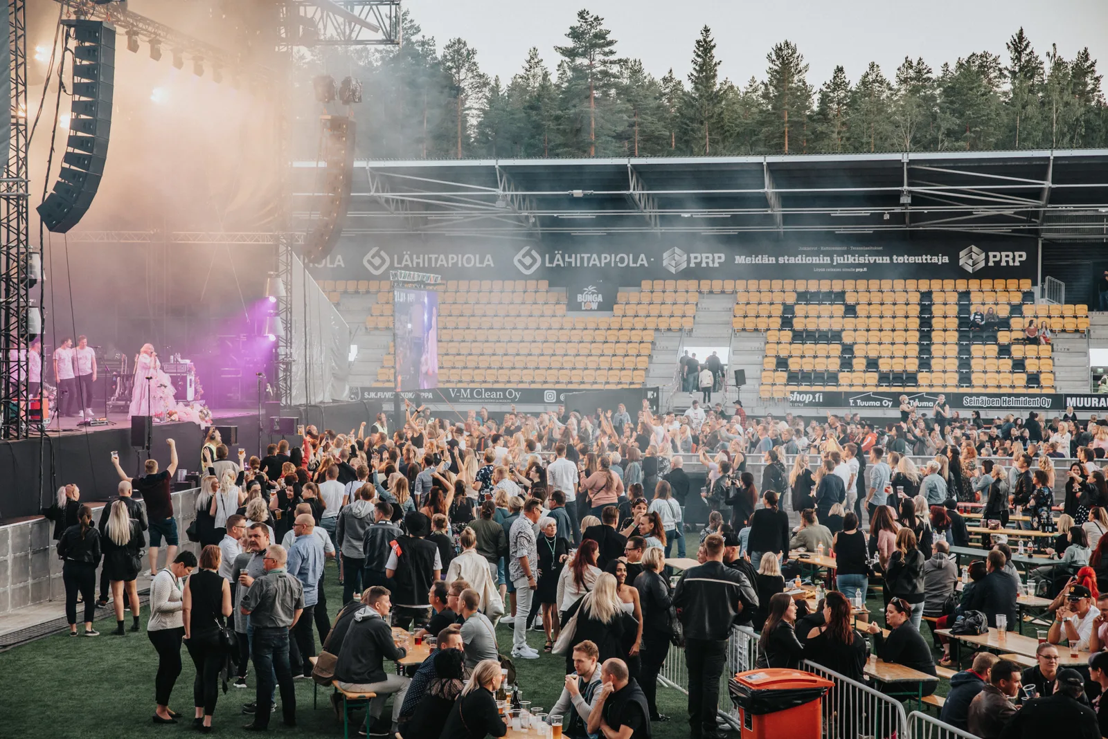 OmaSP Stadionfestin yleisöä ja esiintymislava