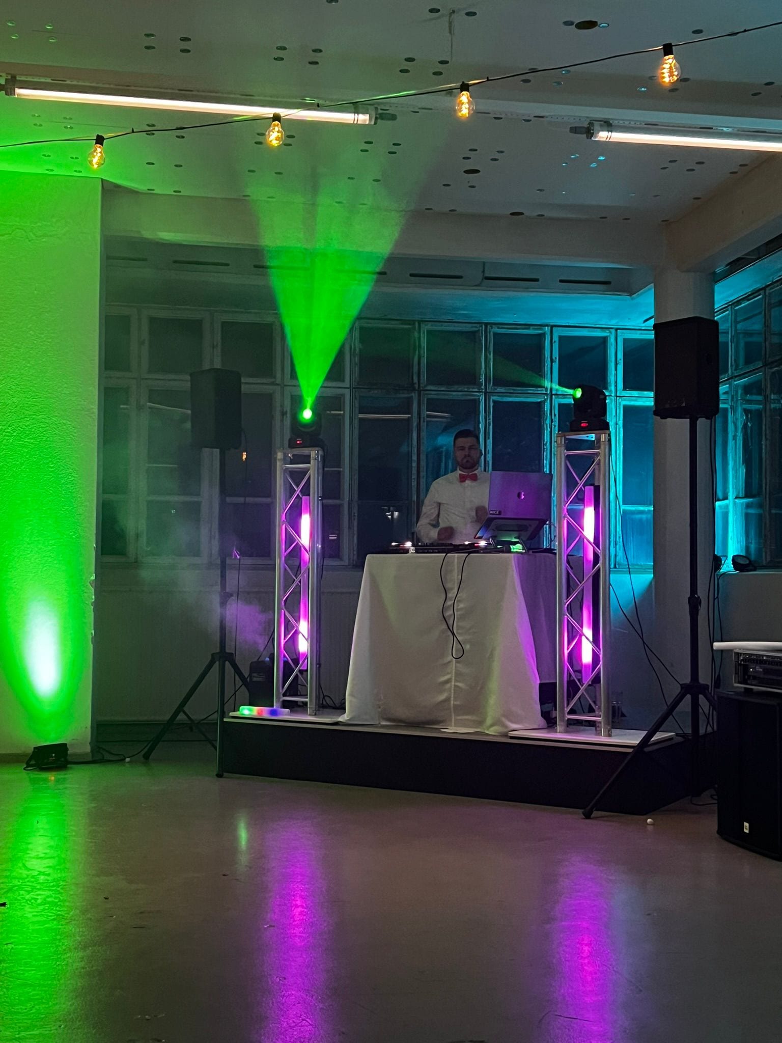 Hää-DJ valmiina häätilaisuuteen