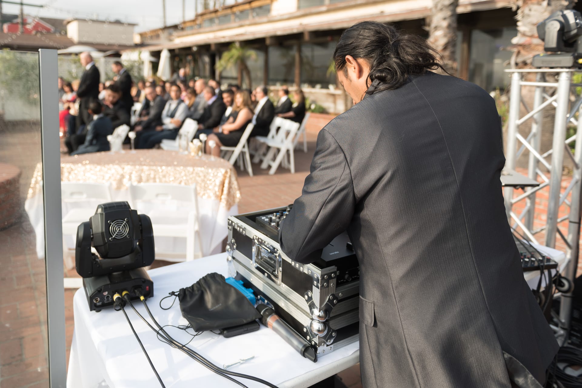 DJ valmistelemassa ulkohäätilaisuutta
