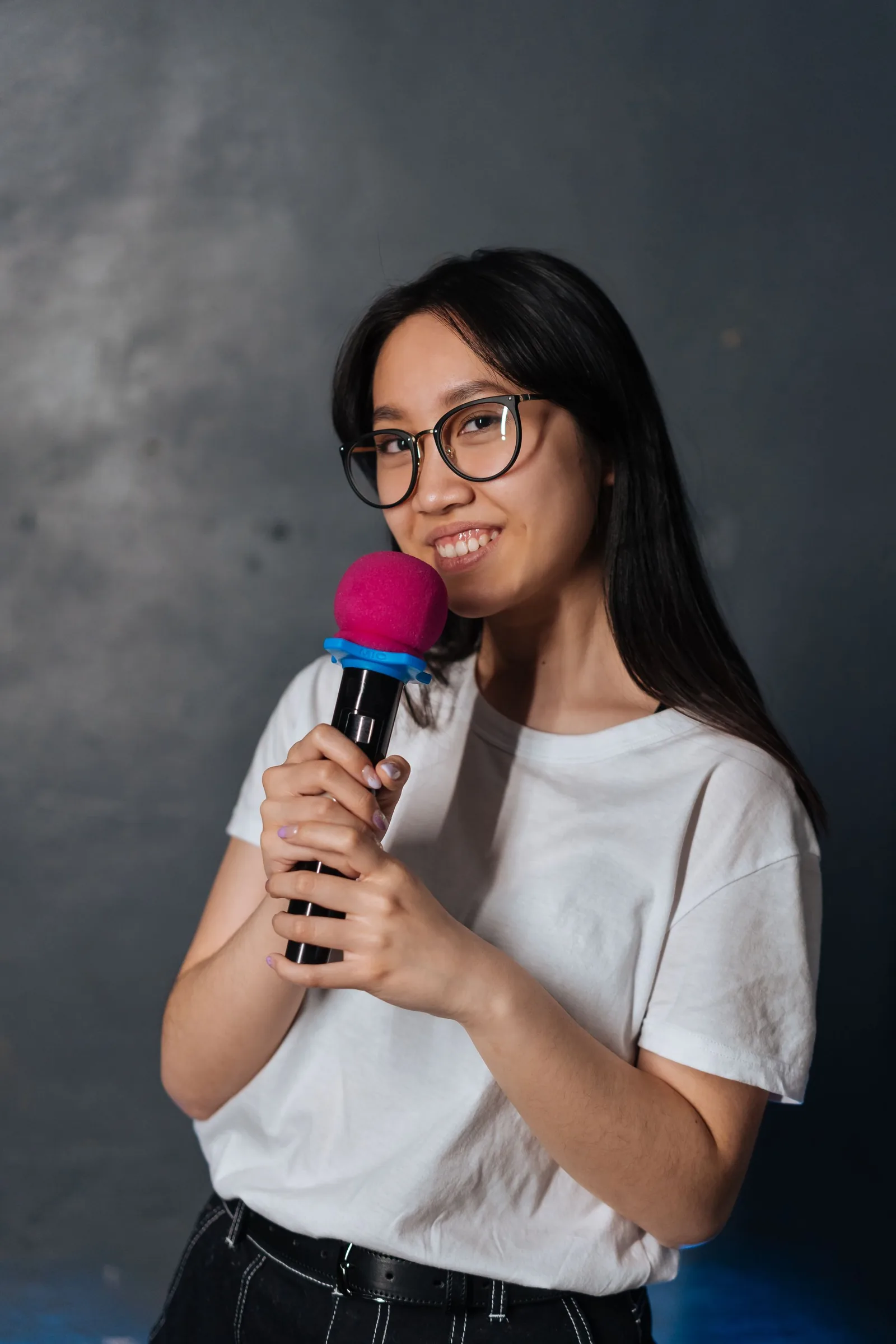 Nainen laulaa karaokea mikrofonin kanssa