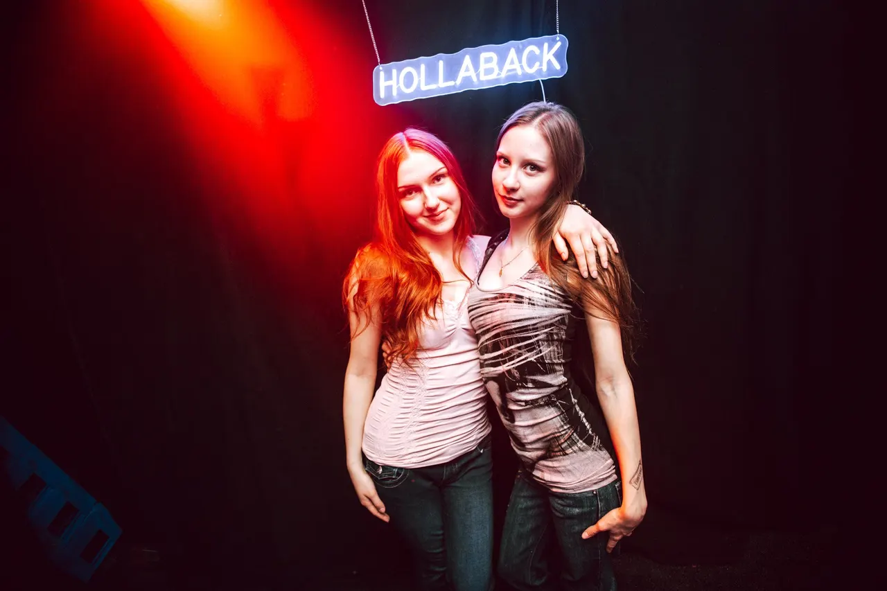 HollaBack neonkyltti