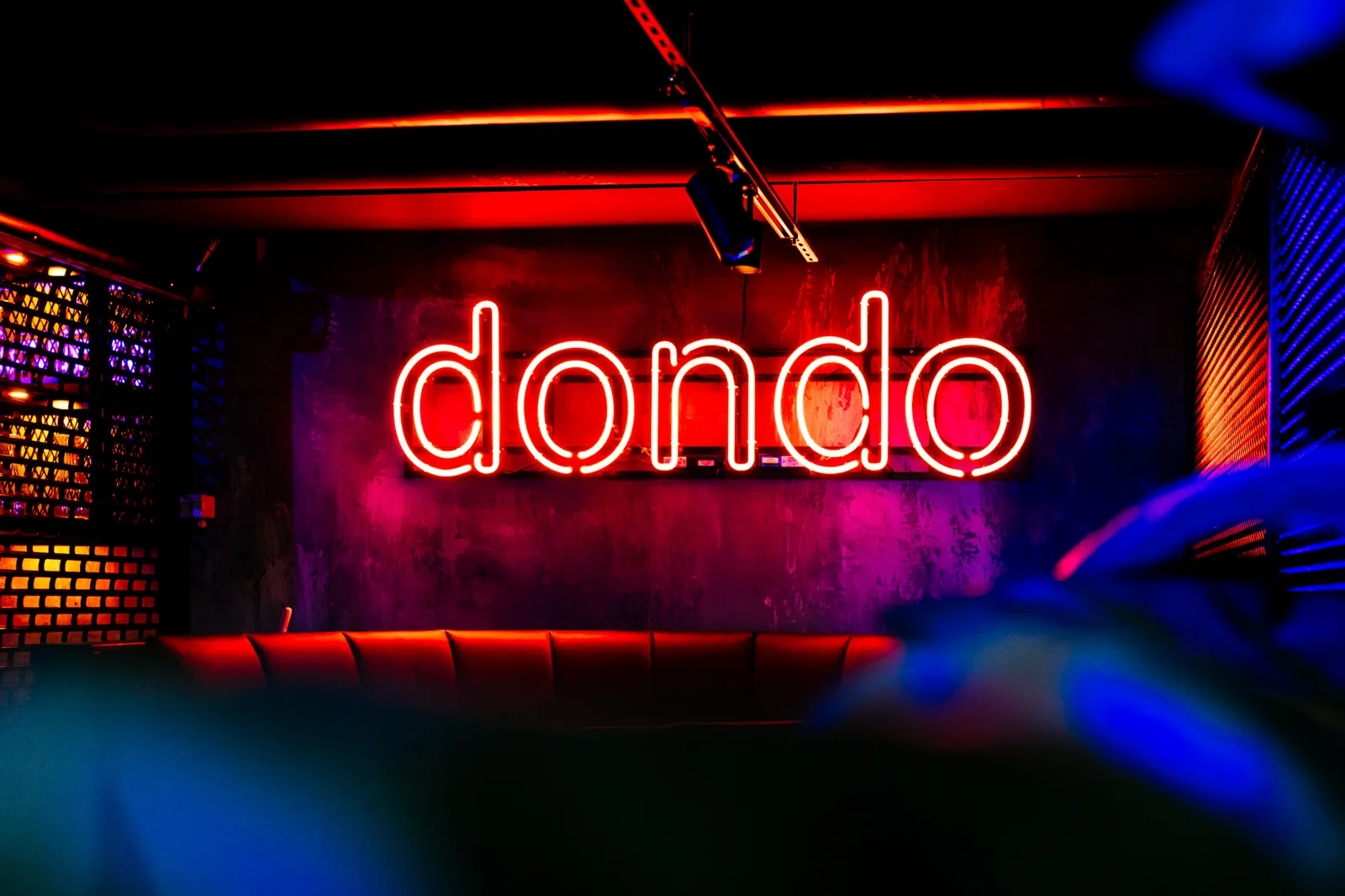 Dondon valaistu kyltti ravintolan sisätiloissa