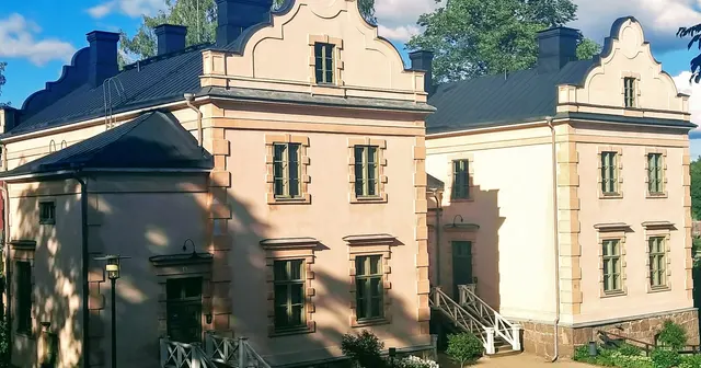 Albergan kartanon julkisivu