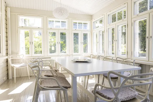 Villa Ettin valoisa lasikuisti