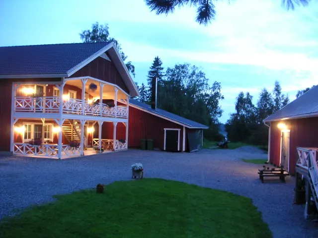Knuutilan juhlarakennus illalla