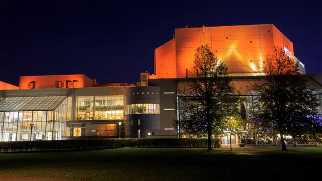 Tampere-talo iltavalaistuksessa