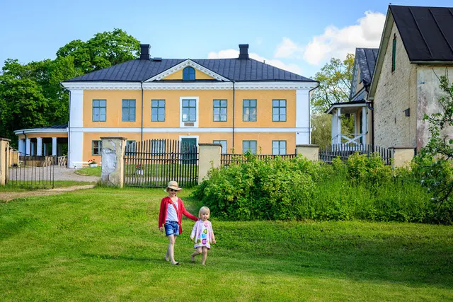 Brinkhallin kartano ja piha